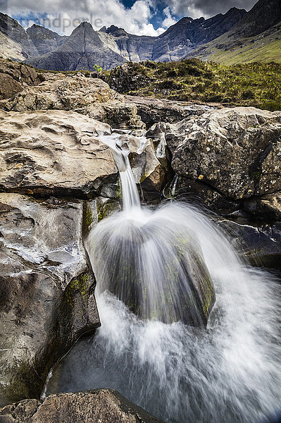 Wasser plätschert über Felsen bei Fairy Pools; Glenn Brittle  Isle of Skye  Schottland'.