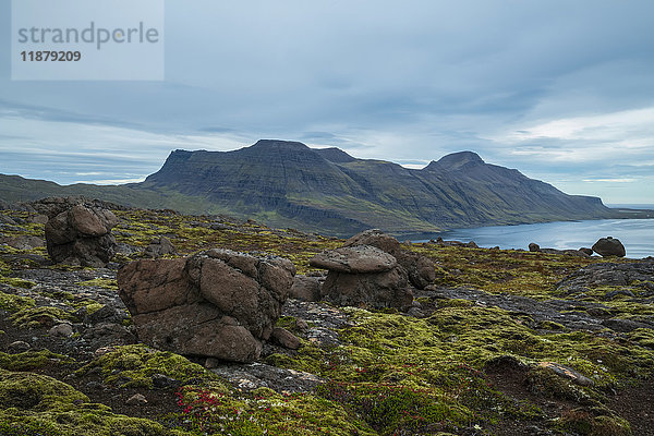 Die dramatische Landschaft der Strandir-Küste; Djupavik  Westfjorde  Island'.