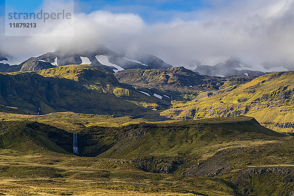 Ein malerischer Blick auf die Berge und Wasserfälle der Halbinsel Snaefellsness; Island'.