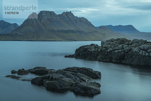 Die Strandir-Küste in der Abenddämmerung; Westfjorde  Island'.