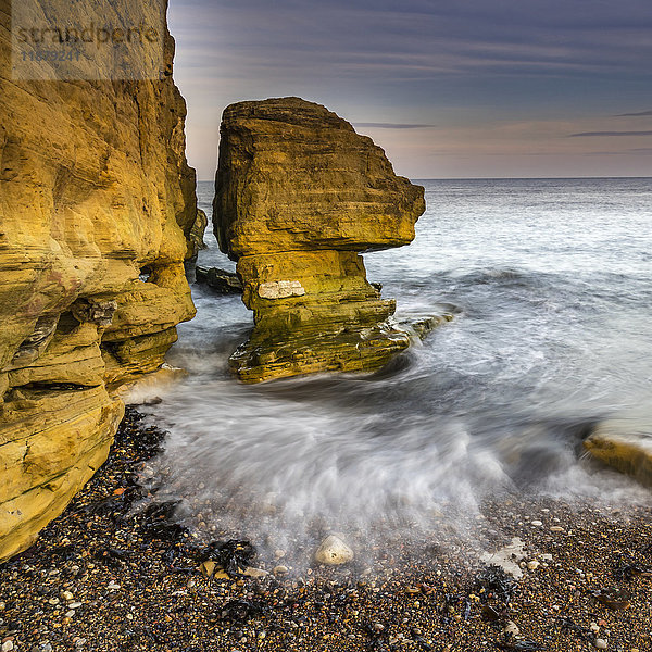 Ankommende Flut an der Nordostküste von England; South Tyneside  Tyne and Wear  England