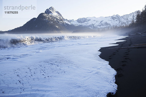 Wellen  die auf den Strand entlang der Küste der Kenai Mountains prallen  Kachemak Bay State Park; Alaska  Vereinigte Staaten von Amerika'.