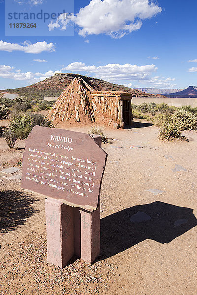 Eines der traditionell gebauten Häuser der amerikanischen Ureinwohner  die Teil der Dorfausstellung am Eagle Point im Westen des Grand Canyon sind; Arizona  Vereinigte Staaten von Amerika