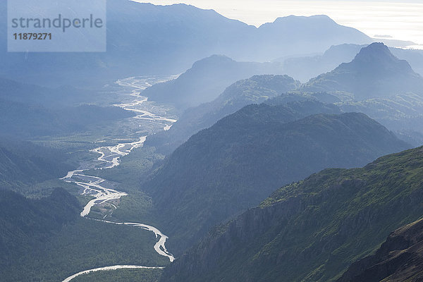 Ein Fluss schlängelt sich durch ein Tal in den Kenai Mountains  Kachemak Bay State Park; Alaska  Vereinigte Staaten von Amerika'.