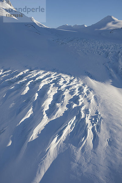 Verwehungsmuster in der Schneeoberfläche in den Kenai-Bergen; Alaska  Vereinigte Staaten von Amerika'.