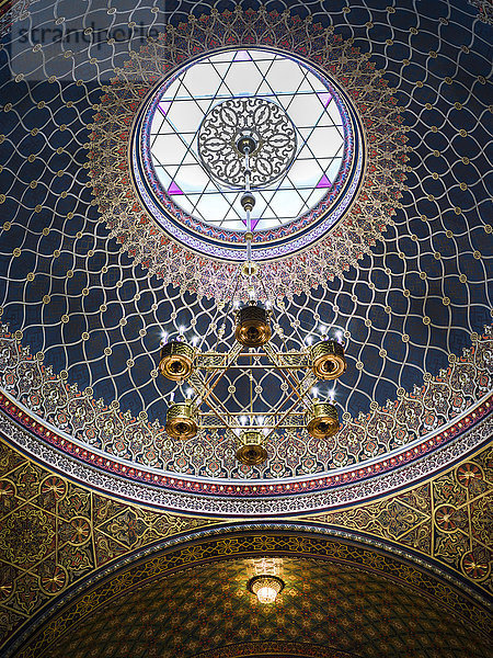 Verzierte Kuppel und Hängelampe in der Spanischen Synagoge; Prag  Tschechische Republik