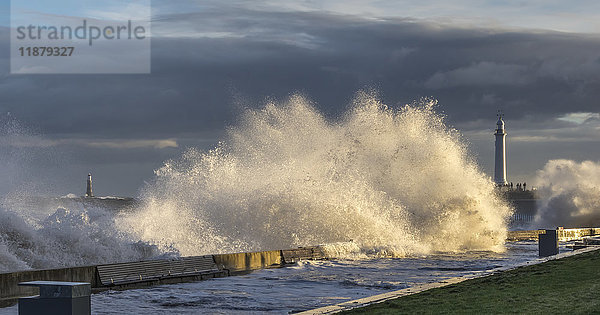 Wütender Sturm an der Nordostküste Englands  Wellen fangen das Sonnenlicht ein; Sunderland  Tyne and Wear  England'.