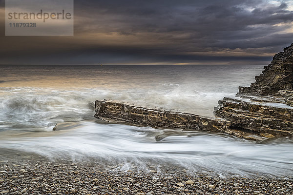 Winterliche Meereslandschaft am späten Nachmittag in Nordostengland; South Tyneside  Tyne and Wear  England'.