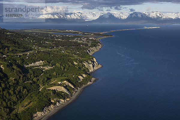 Blick auf die Uferlinie der Kachemak Bay mit den Kenai Mountains in der Ferne; Homer  Alaska  Vereinigte Staaten von Amerika'.