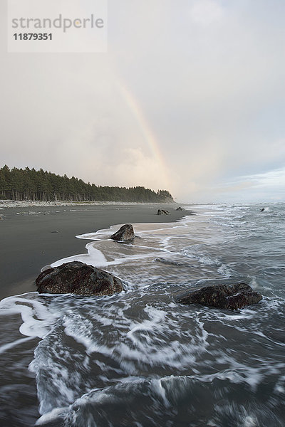 Wasser wird an den Sandstrand entlang der Küstenlinie mit Wald und Wolken gespült; Alaska  Vereinigte Staaten von Amerika'.