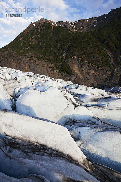 Eis und Schnee entlang der Küstenlinie des Kachemak Bay State Park; Alaska  Vereinigte Staaten von Amerika'.