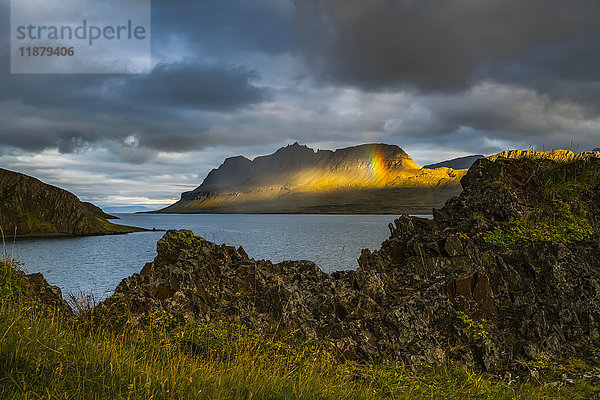 Ein kleiner Regenbogen ist entlang der Strandir-Küste zu sehen; Westfjorde  Island'.