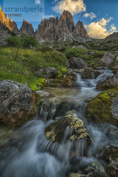 Sonnenaufgang über einem Gebirgsbach in den italienischen Dolomiten; Cortina  Italien'.