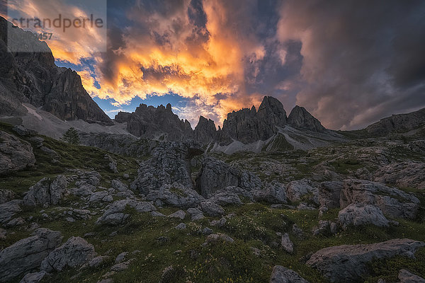 Sonnenuntergang über den Dolomiten in Italien  mit schönen farbigen Wolken; Cortina  Italien'.