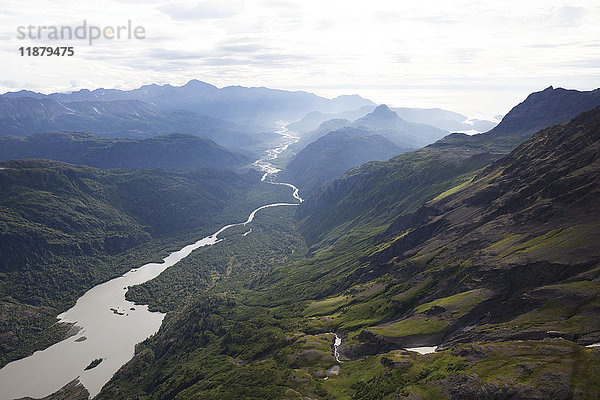 Ein Fluss  der durch ein Tal in den Kenai Mountains fließt  Kachemak Bay State Park; Alaska  Vereinigte Staaten von Amerika'.