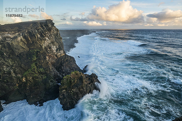 Große Wellen schlagen gegen die Klippen und die Küste im Südwesten der Halbinsel Reykjanes; Island'.