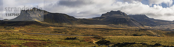 Panoramablick auf die farbenfrohe Tundra und die Berge an der Westspitze der Halbinsel Snaefellsness; Island'.