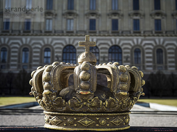 Kronenornament oben auf dem Tor der Ostfassade des königlichen Palastes; Stockholm  Schweden .