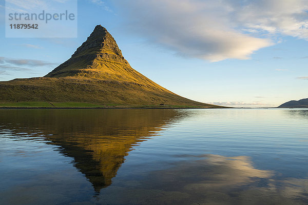 Kirkjufell  der meistfotografierte Berg in Island; Island