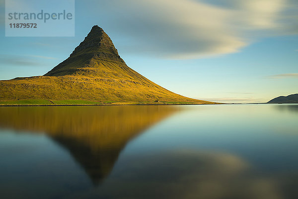 Sonnenaufgang über Kirkjufell  Halbinsel Snaefellsness; Island'.