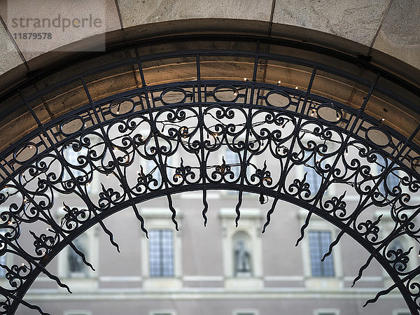 Nahaufnahme des verschnörkelten Designs eines Torbogens mit einem Gebäude im Hintergrund; Stockholm  Schweden'.