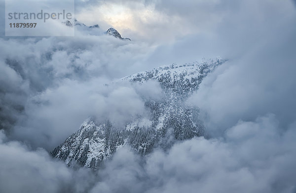 Die Berge des Golden Ears Provincial Park sind auf dem Luftbild in Wolken gehüllt; British Columbia  Kanada'.