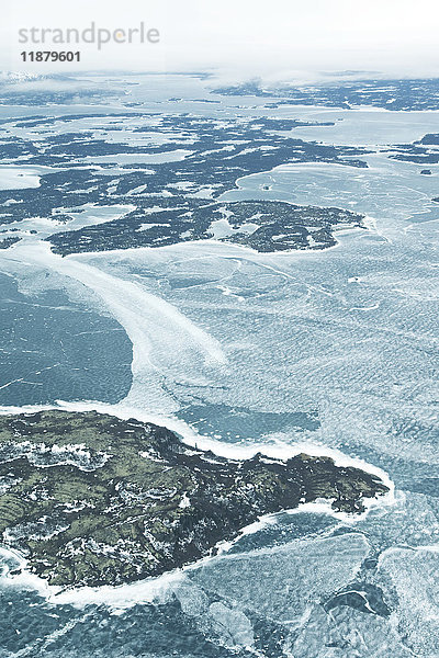 Luftaufnahme des gefrorenen Wassers und der Landschaft im Winter; Alaska  Vereinigte Staaten von Amerika'.