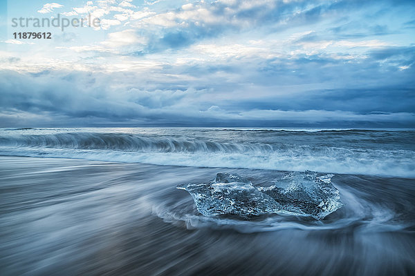 Eisbrocken bilden die Jokulsarlon genannte Eislagune an der Südküste Islands. Dieser Strand wird wegen des vielen Eises  das sich hier abgelagert hat  Diamantstrand genannt.