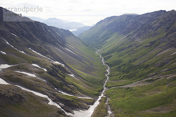 Ein Fluss  der durch ein Tal in den Kenai Mountains fließt  Kachemak Bay State Park; Alaska  Vereinigte Staaten von Amerika'.