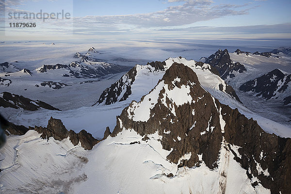 Die zerklüfteten Kenai-Berge mit Schnee im Kachemak Bay State Park; Alaska  Vereinigte Staaten von Amerika'.