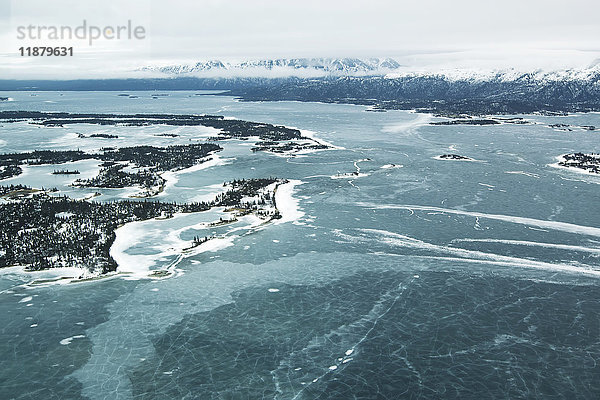 Gefrorenes Wasser und Landschaft im Winter; Alaska  Vereinigte Staaten von Amerika'.