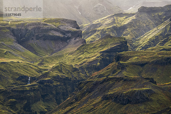 Die grünen Berge an der Südküste Islands; Island