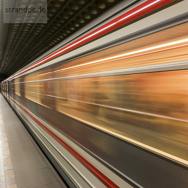 Bewegungsunschärfe der Seite eines Zuges  der durch einen Bahnhof fährt; Prag  Tschechische Republik'.