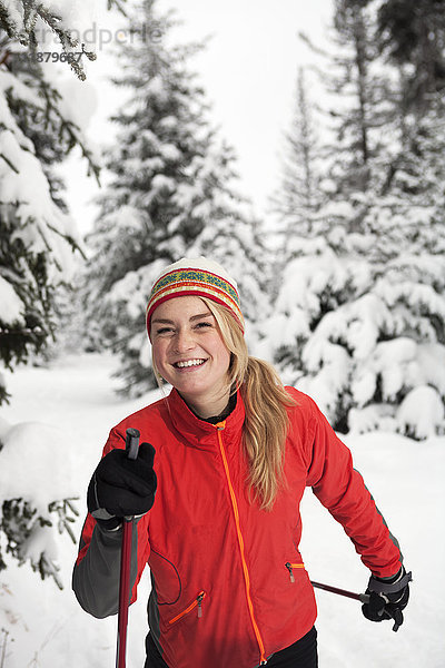 Eine junge Frau beim Langlauf  Ohlson Mountain; Alaska  Vereinigte Staaten von Amerika'.
