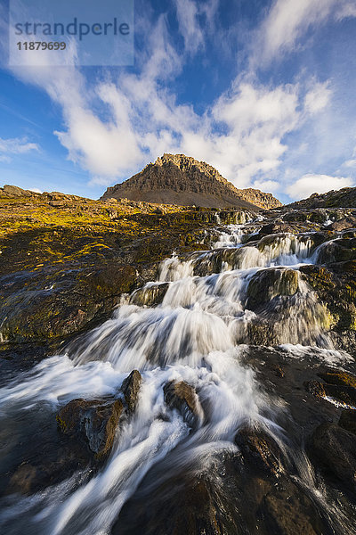 Ein kleiner Bach  der aus den Bergen entlang der Strandir-Küste fließt; Westfjorde  Island'.