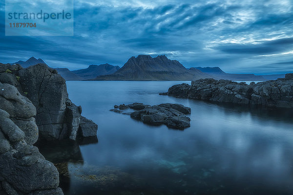 Abenddämmerung über der Strandir-Küste; Westfjorde  Island'.