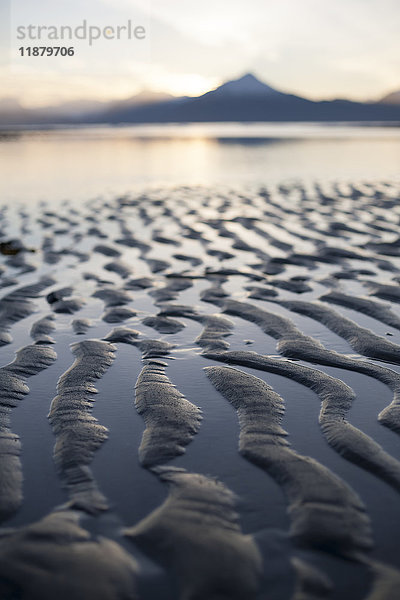 Nahaufnahme der Wellen und Gezeitentümpel an den Ufern des Wattenmeers bei Sonnenuntergang; Homer  Alaska  Vereinigte Staaten von Amerika'.