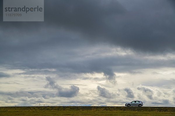 Ein einsames Auto fährt auf der Landstraße auf der Halbinsel Snaefellsness; Island'.