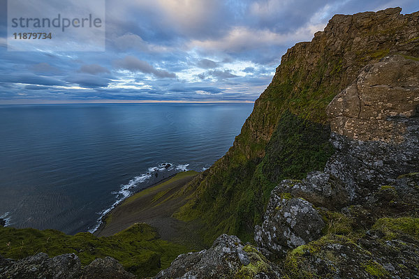 Der Blick von der Spitze einer Meeresklippe entlang der Strandir-Küste; Westfjorde  Island'.