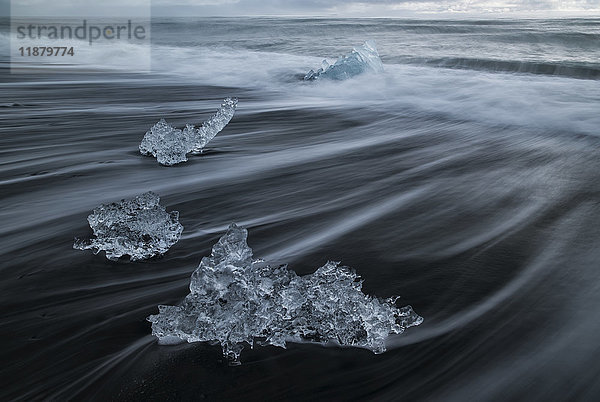 Eisbrocken bilden die Jokulsarlon genannte Eislagune an der Südküste Islands. Dieser Strand wird wegen des Eises  das sich hier bei Flut ablagert  Diamantenstrand genannt; Island .