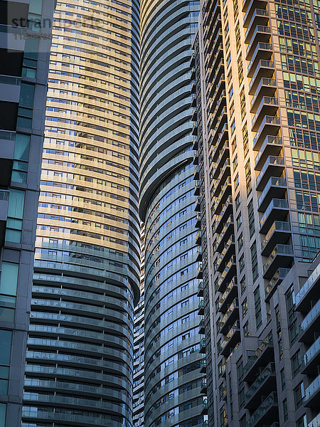 Wohnhochhäuser in unmittelbarer Nähe; Toronto  Ontario  Kanada'.