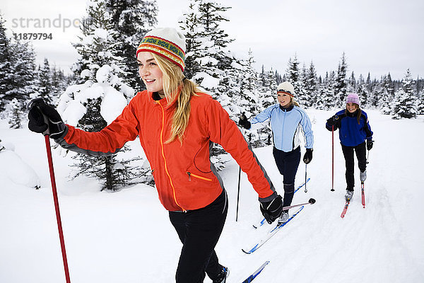 Drei junge Frauen beim Langlauf  Ohlson Mountain; Alaska  Vereinigte Staaten von Amerika'.