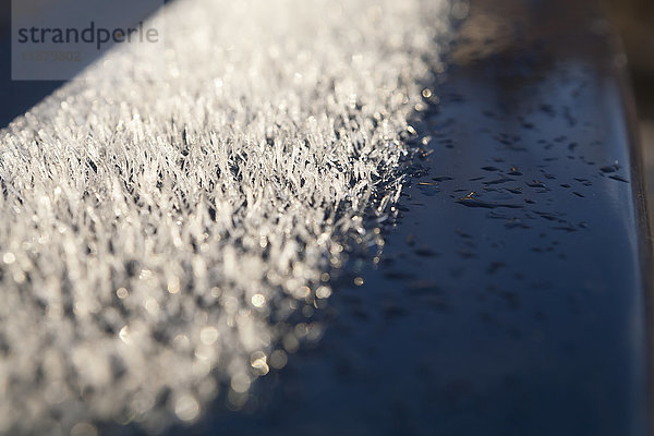 Eiskristalle im Sonnenlicht auf einer Oberfläche; Alaska  Vereinigte Staaten von Amerika'.