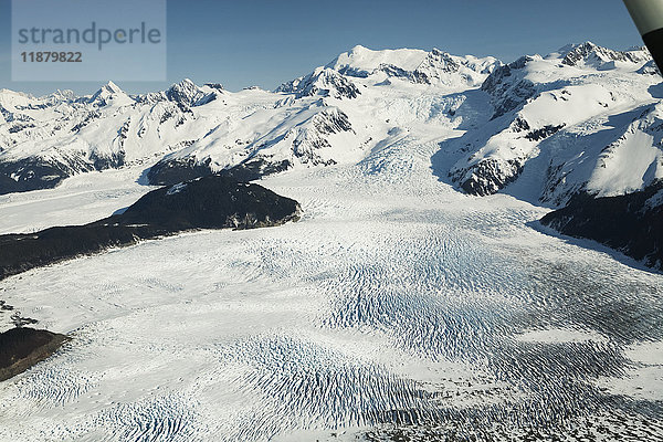 'Schneebedeckte Berge der Fairweather Range  Glacier Bay National Park  Golf von Alaska; Alaska  Vereinigte Staaten von Amerika'.