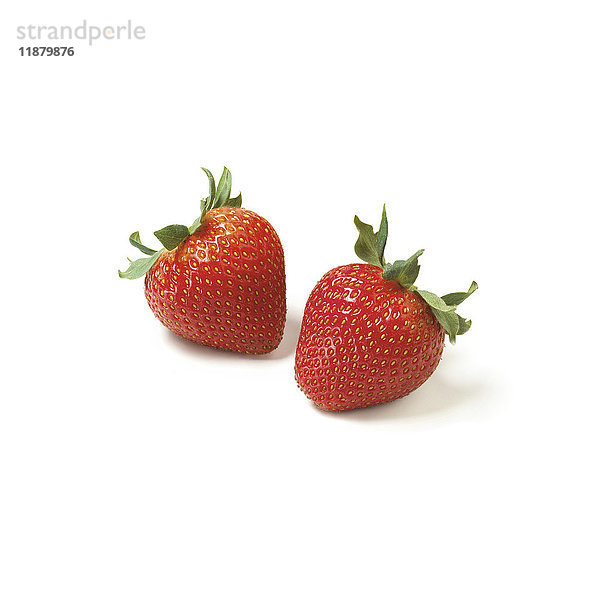 Zwei reife Erdbeeren auf einem weißen Hintergrund