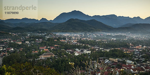 Silhouette der Berge und Blick vom Berg Phousi; Luang Prabang  Provinz Luang Prabang  Laos'.