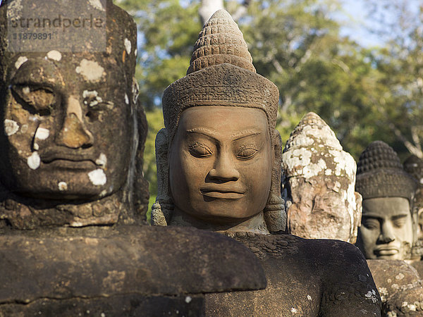 Buddhistische Statuen  Südtor  Angkor Thom; Krong Siem Reap  Provinz Siem Reap  Kambodscha'.