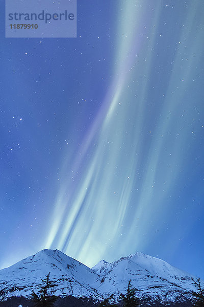 Schwache grüne und violette Aurora Borealis tanzt über den Kenai Mountains  Moose Pass  Kenai Peninsula  Süd-Zentral-Alaska; Alaska  Vereinigte Staaten von Amerika'.