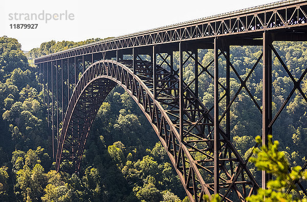 Die New River Gorge Bridge ist eine 3.030 Fuß lange Stahlbogenbrücke über die New River Gorge in der Nähe von Fayetteville  in den Appalachen im Osten der Vereinigten Staaten; West Virginia  Vereinigte Staaten von Amerika