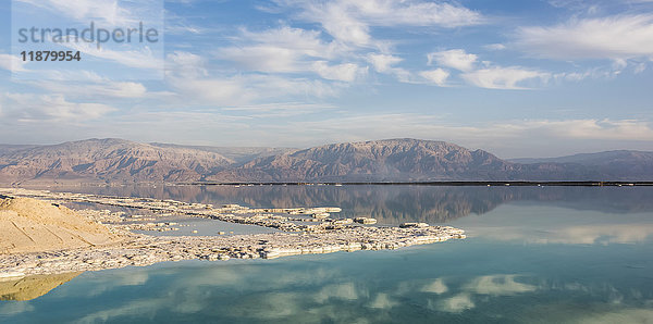 Der Himmel und die Berge der Judäischen Wüste spiegeln sich im ruhigen Wasser des Toten Meeres; Süddistrikt  Israel'.